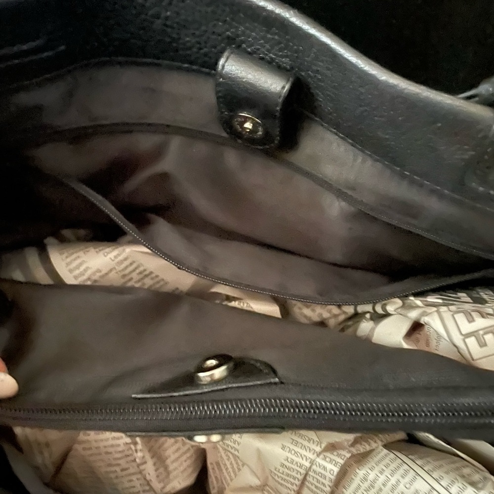 COACH Penelope Carryall 100% AUTHENTIC Color: Black
Leather handbag - Like New - Picture 12 of 16